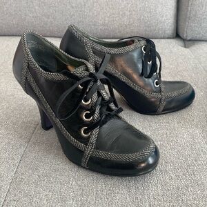 Vintage feel heels! Would be so cute with red or colored tights!